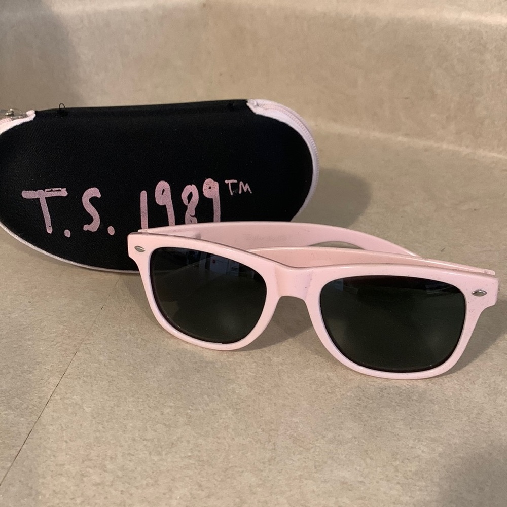 Authentic Sunglasses from Taylor Swift’s 1989 tour!